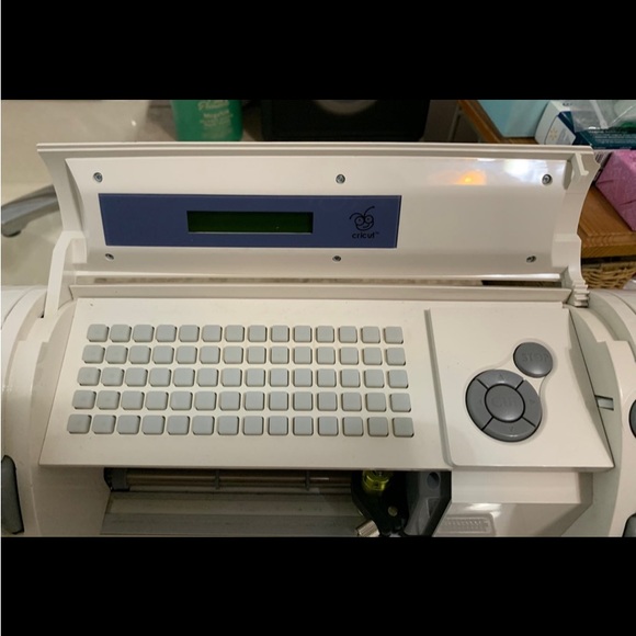 CRICUT CRV001 Personal Scrapbook Paper Craft Cutting Machine + Plus Extras - Picture 5 of 12